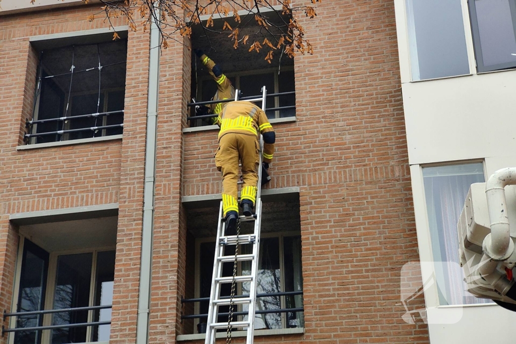 Brandweer redt duif die vast zit op balkon