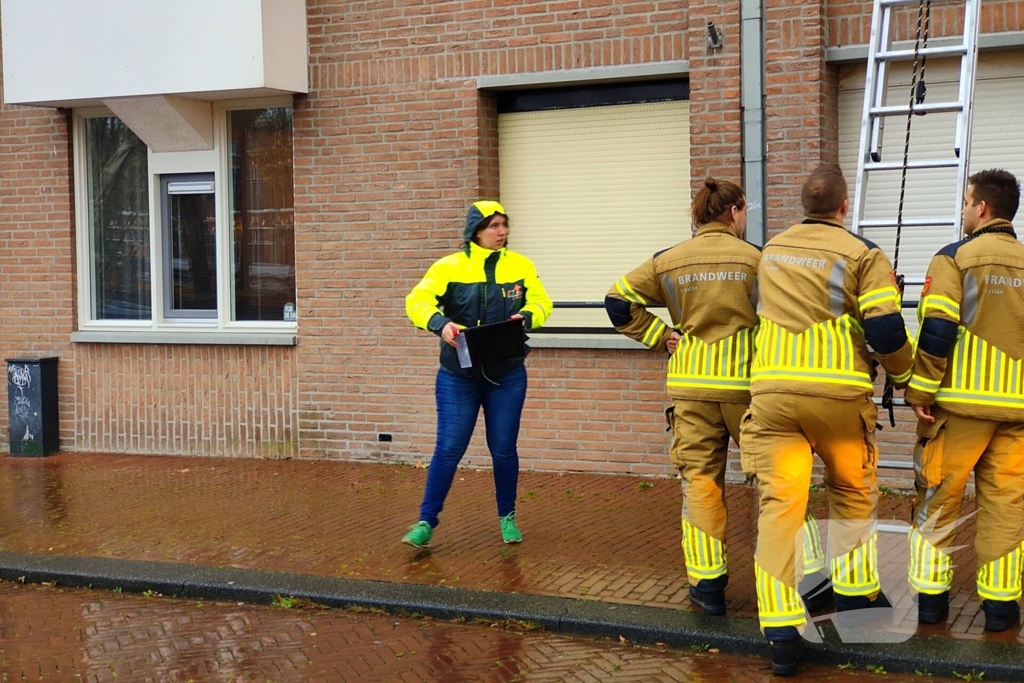 Brandweer redt duif die vast zit op balkon