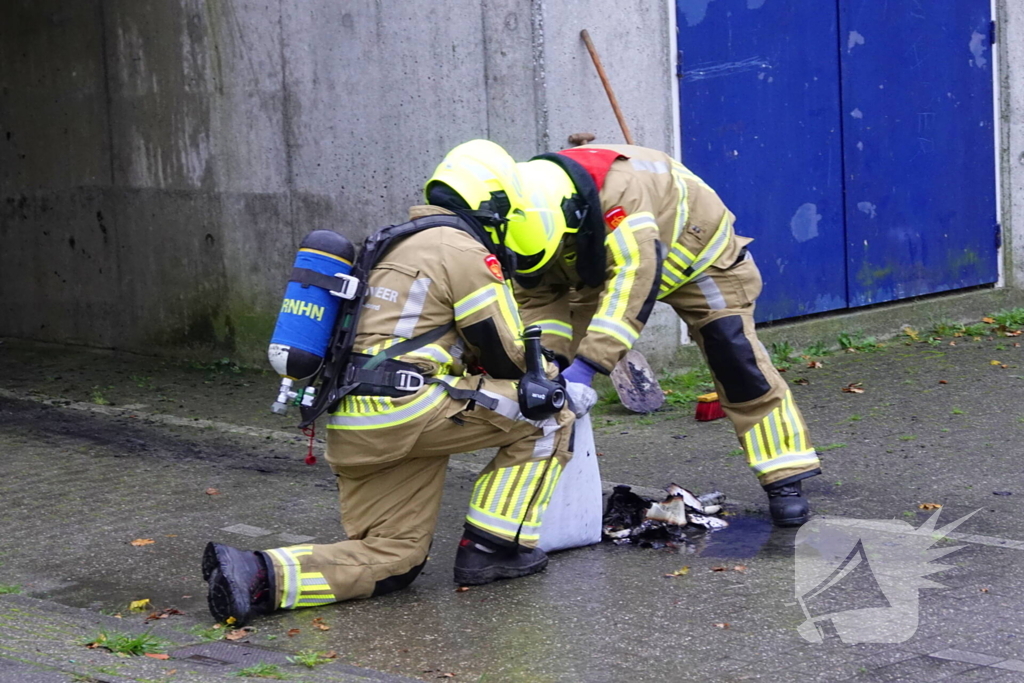 Groep jongere sticht brand onder brug