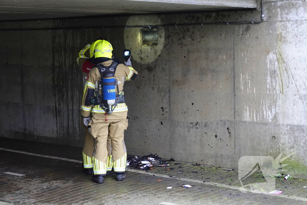 Groep jongere sticht brand onder brug