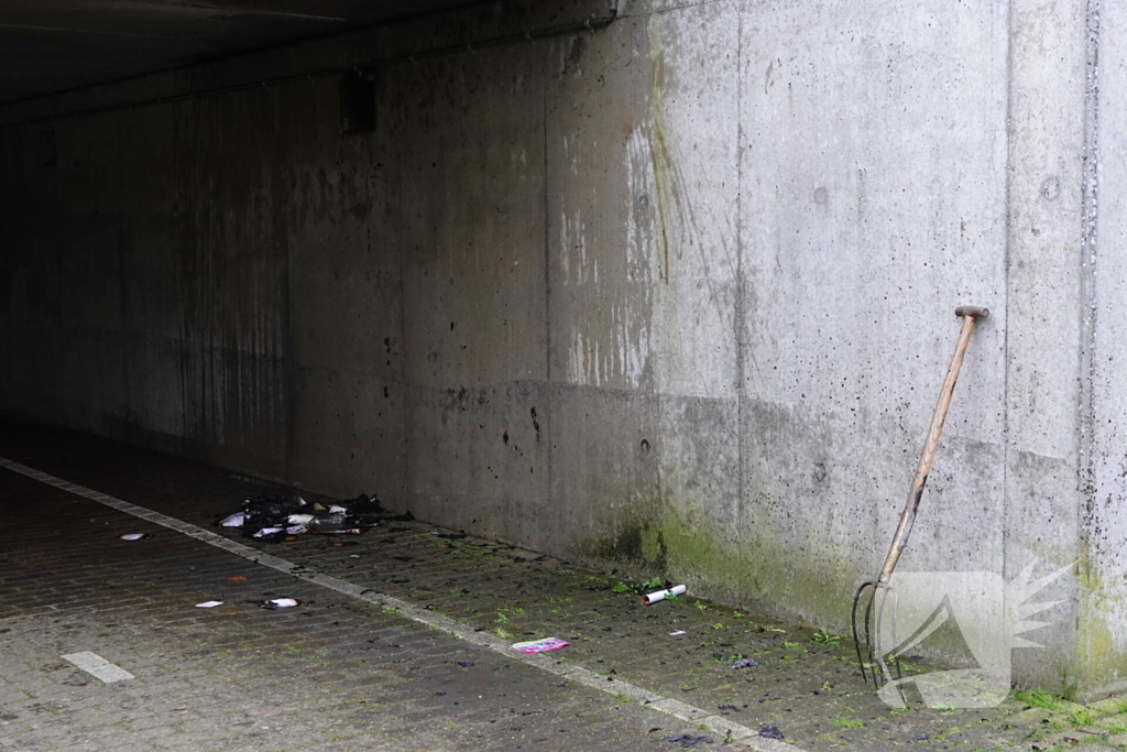 Groep jongere sticht brand onder brug