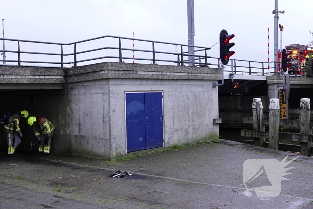 Groep jongere sticht brand onder brug