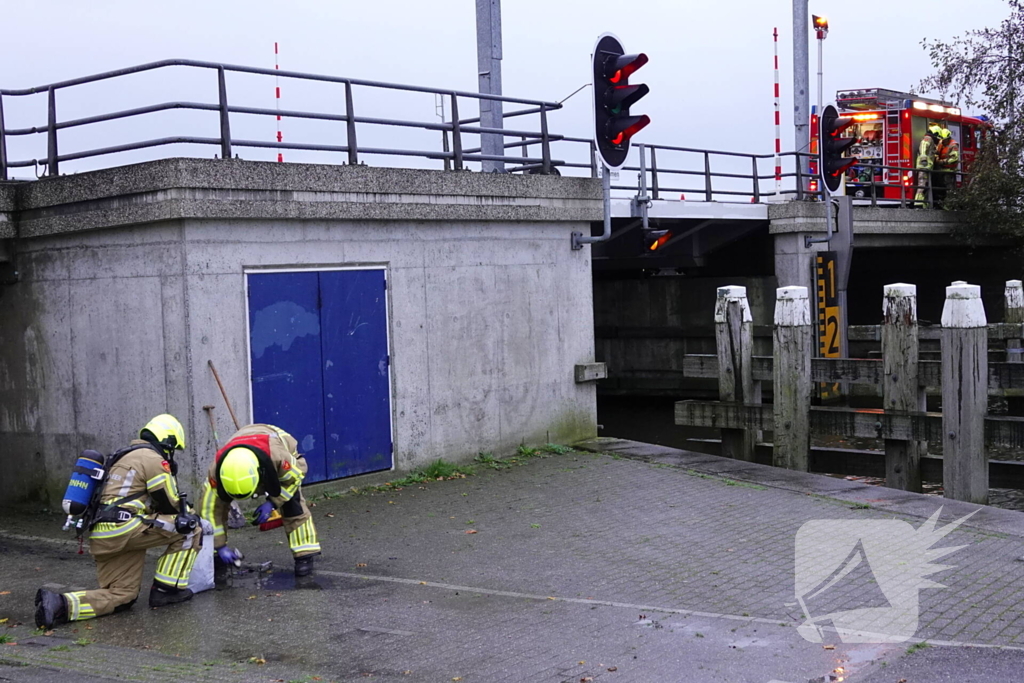 Groep jongere sticht brand onder brug