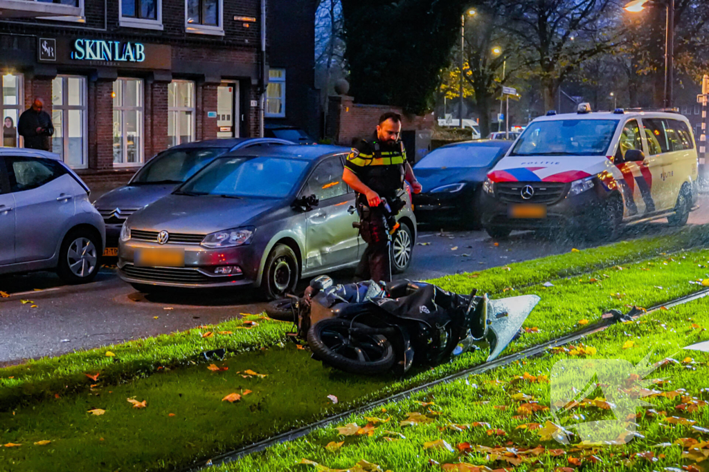 Schade na aanrijding tussen auto en scooter