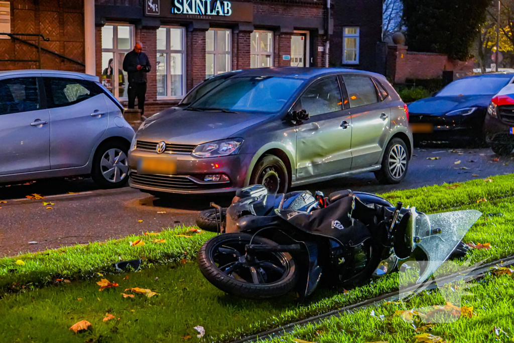 Schade na aanrijding tussen auto en scooter