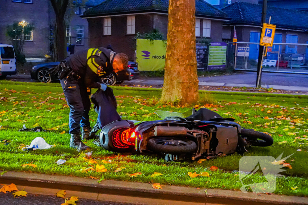 Schade na aanrijding tussen auto en scooter