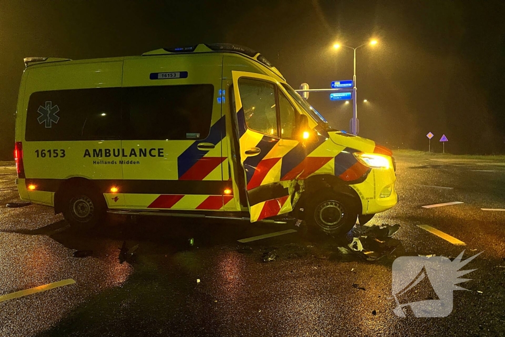 Auto botst met ambulance op kruising en belandt onderaan talud, inzittenden gewond