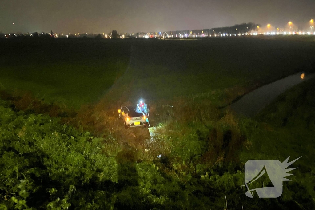 Auto botst met ambulance op kruising en belandt onderaan talud, inzittenden gewond