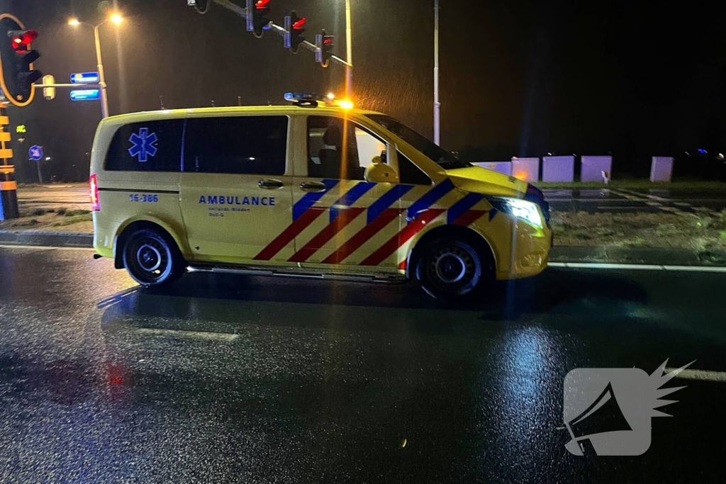 Auto botst met ambulance op kruising en belandt onderaan talud, inzittenden gewond