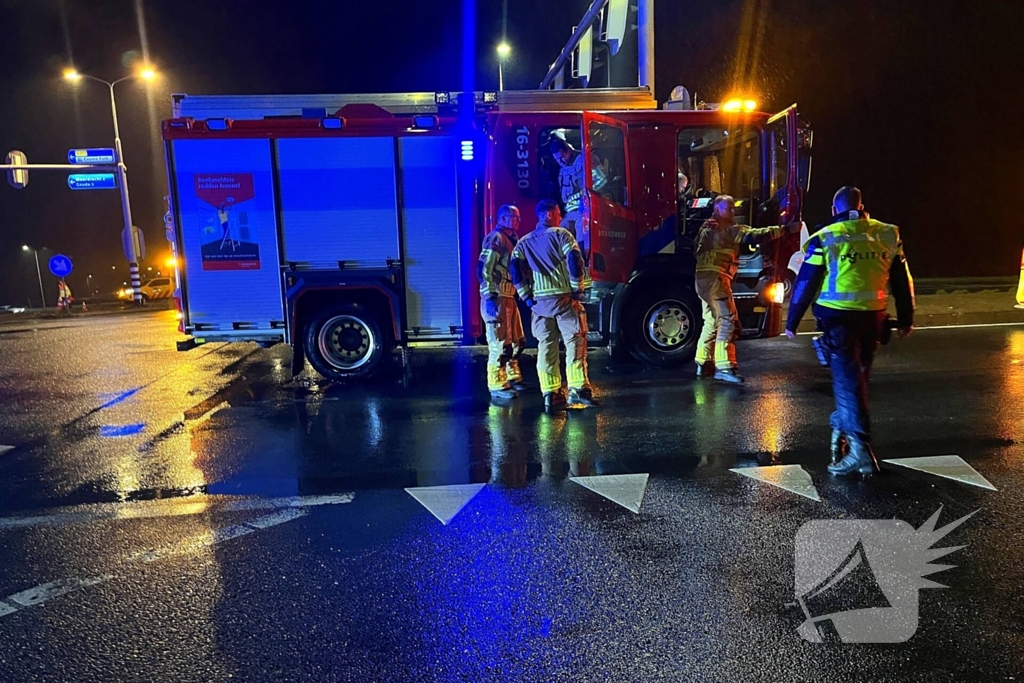 Auto botst met ambulance op kruising en belandt onderaan talud, inzittenden gewond