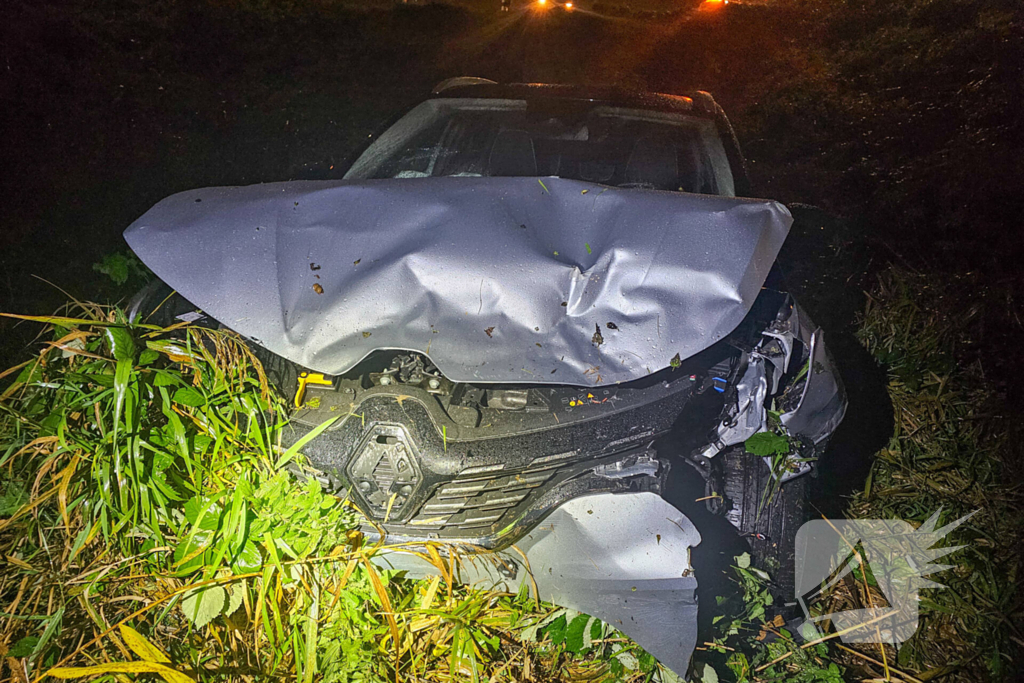 Auto botst met ambulance op kruising en belandt onderaan talud, inzittenden gewond