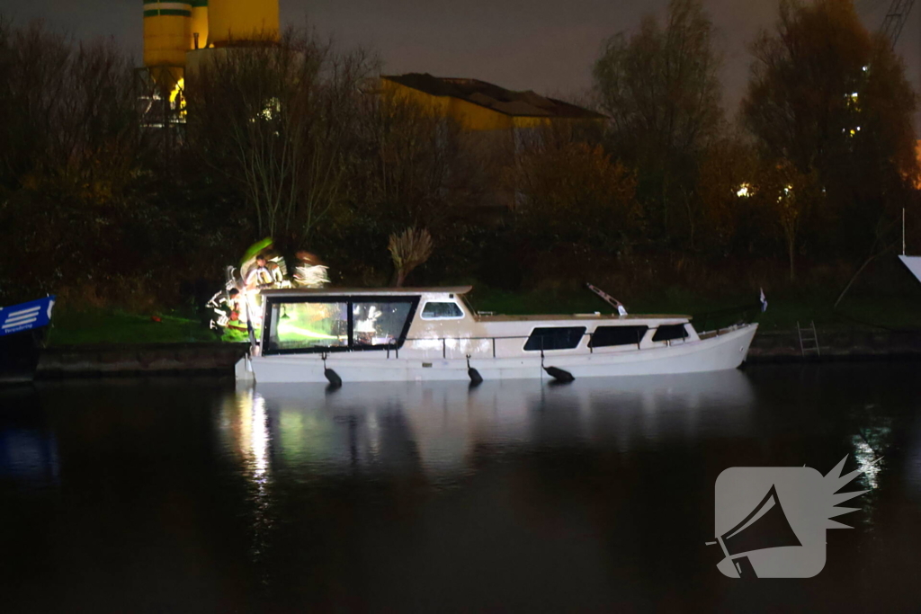 Brandweer pompt zinkende boot leeg