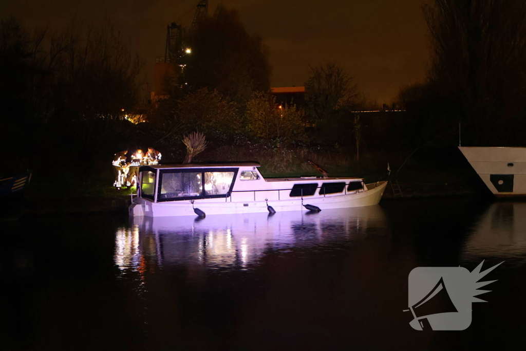 Brandweer pompt zinkende boot leeg