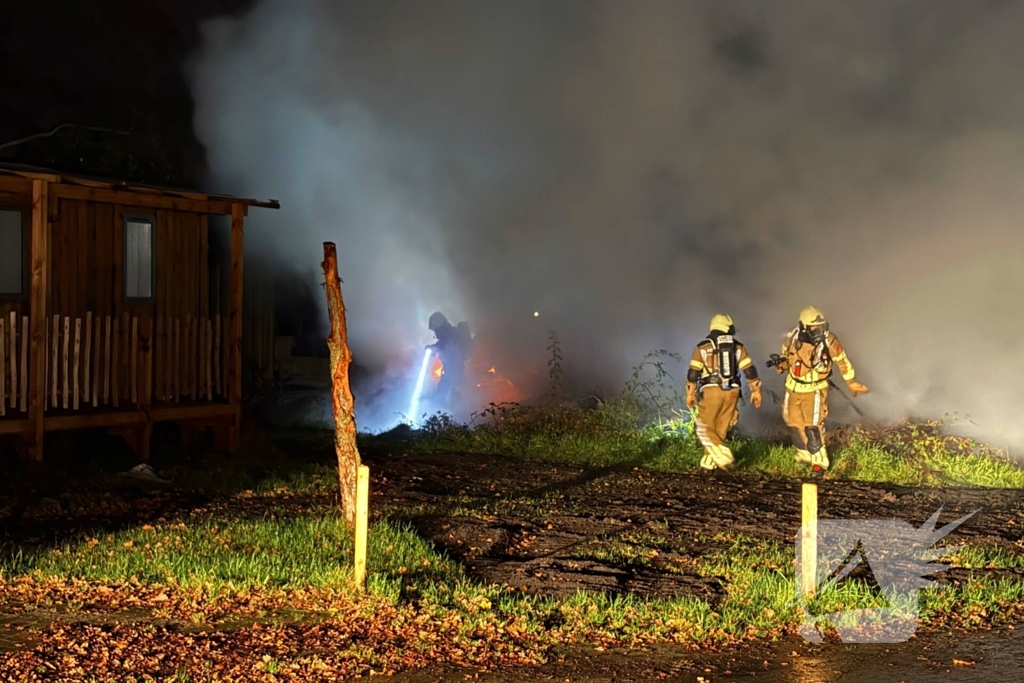 Caravan brandt volledig uit op camping