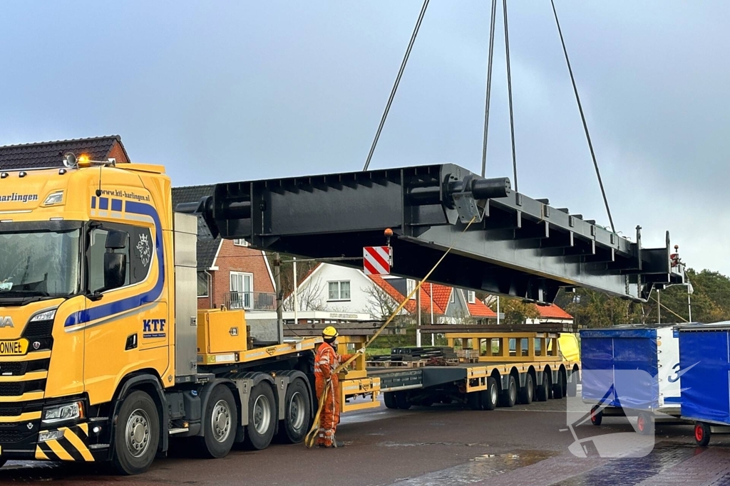 Tijdelijke auto brug geplaatst