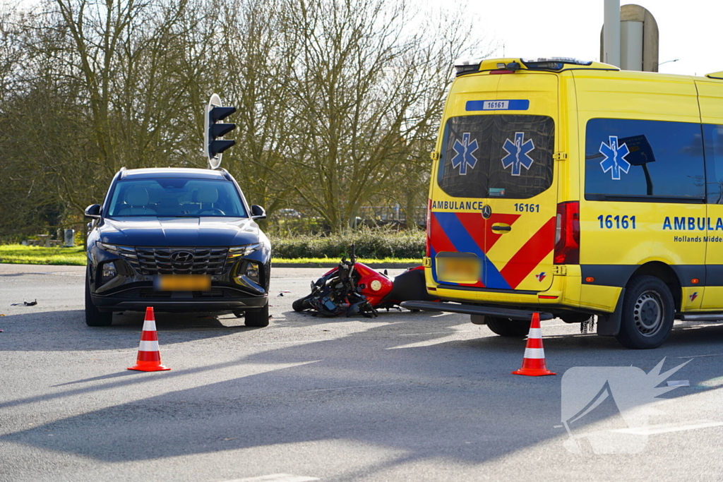 Motorrijder gewond bij botsing met auto