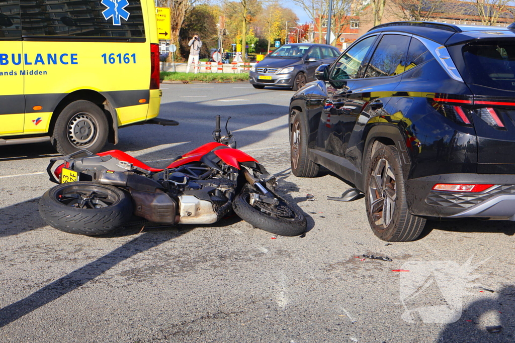 Motorrijder gewond bij botsing met auto