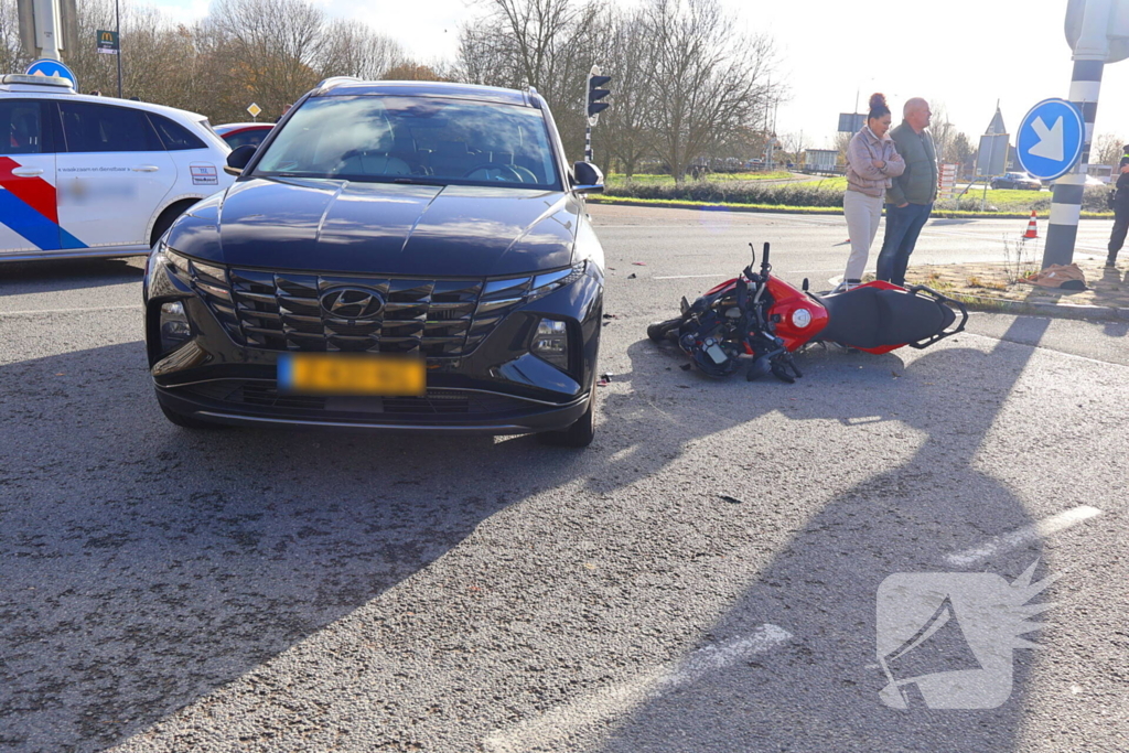 Motorrijder gewond bij botsing met auto