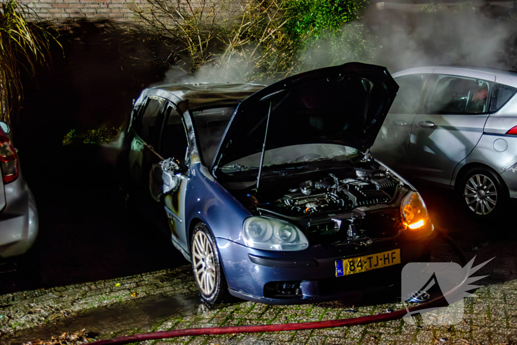 Geparkeerde auto uitgebrand in nachtelijke uren