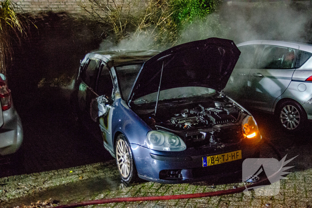 Geparkeerde auto uitgebrand in nachtelijke uren