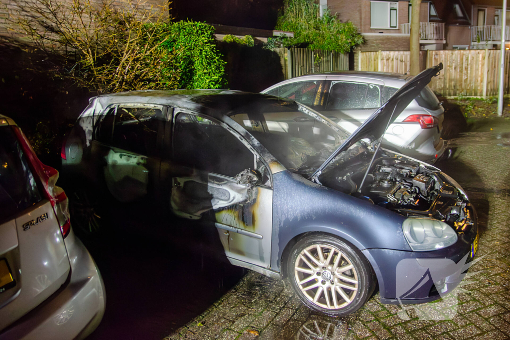 Geparkeerde auto uitgebrand in nachtelijke uren