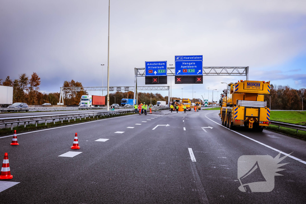 Vrachtwagen kantelt na botsing