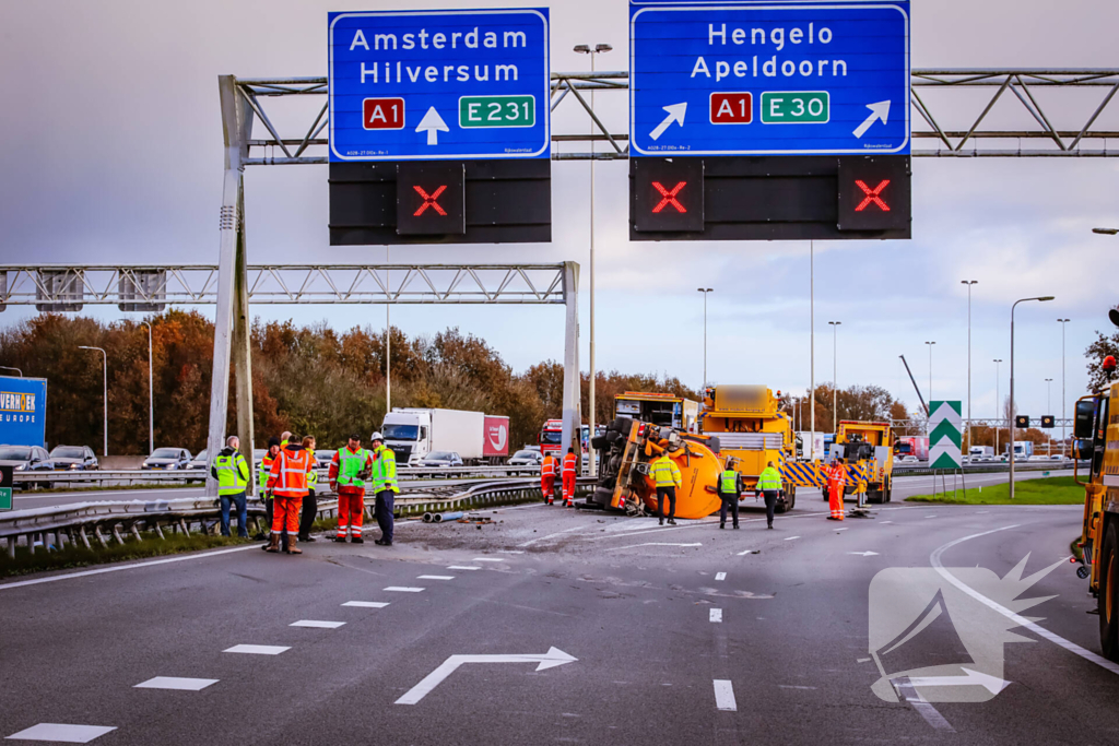 Vrachtwagen kantelt na botsing