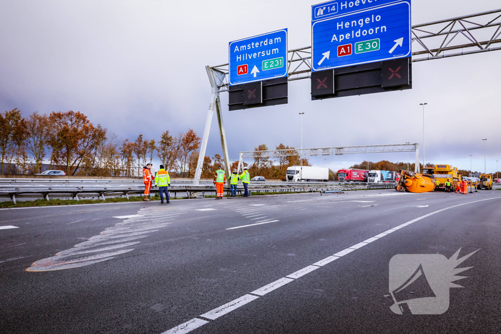 Vrachtwagen kantelt na botsing