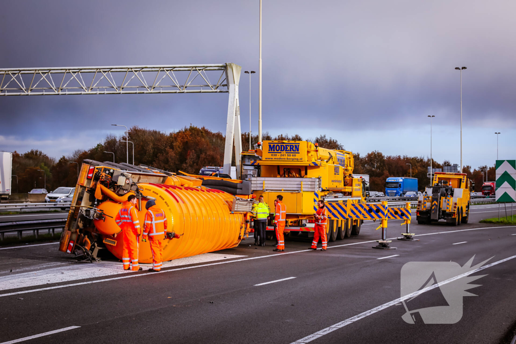 Vrachtwagen kantelt na botsing