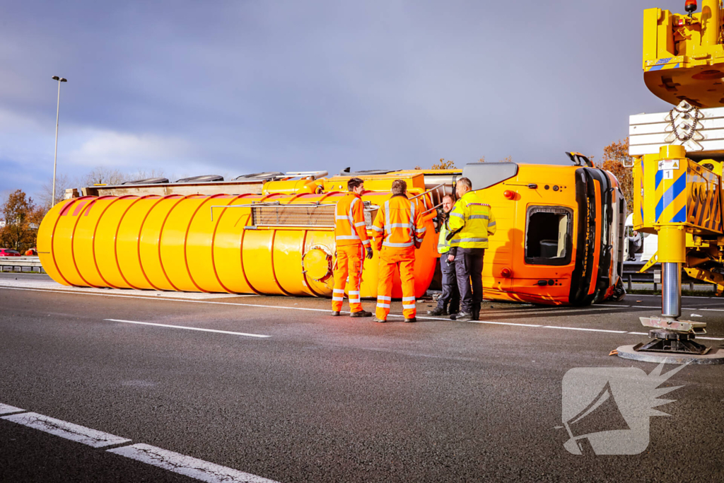 Vrachtwagen kantelt na botsing