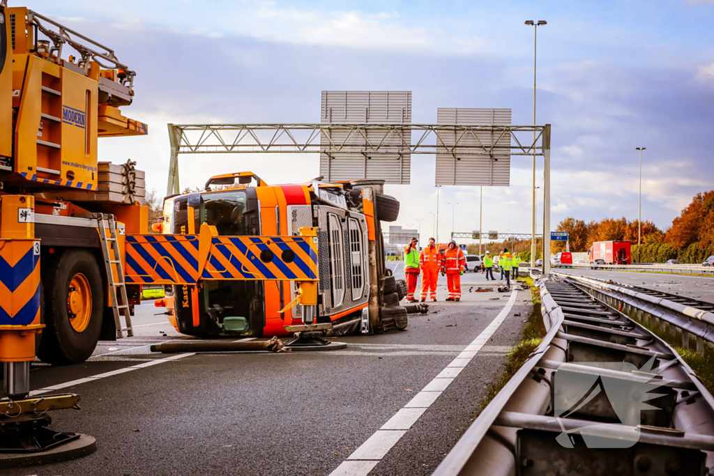 Vrachtwagen kantelt na botsing