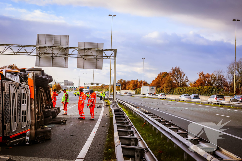 Vrachtwagen kantelt na botsing