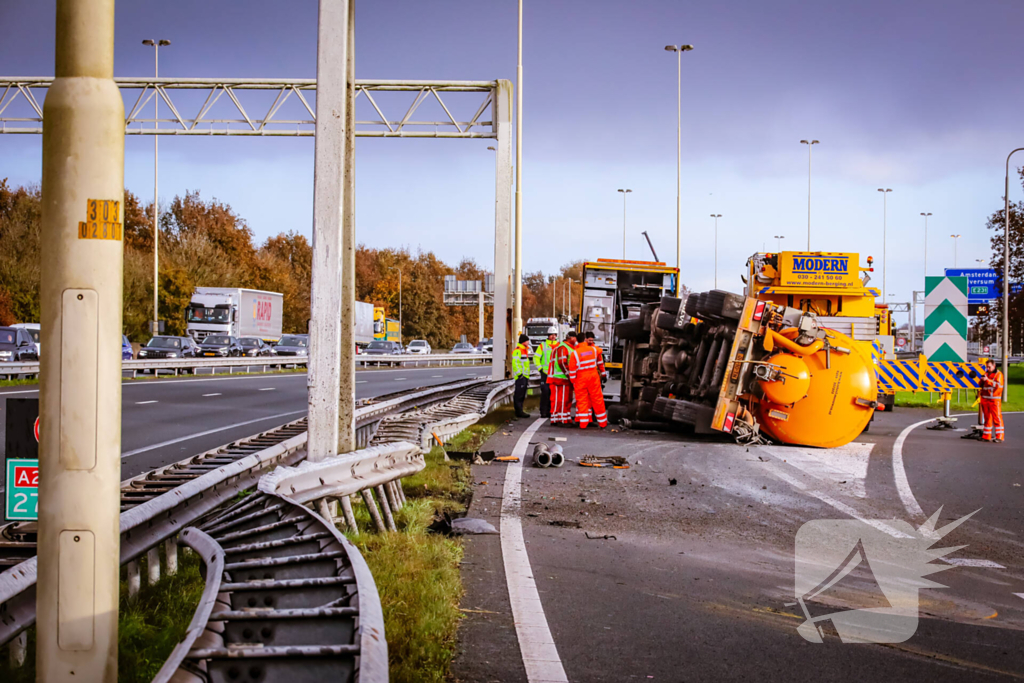 Vrachtwagen kantelt na botsing