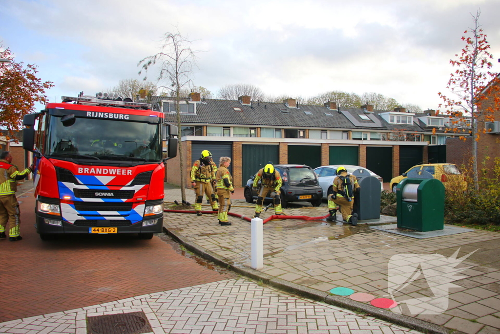 Brandweer laat brandende container vollopen