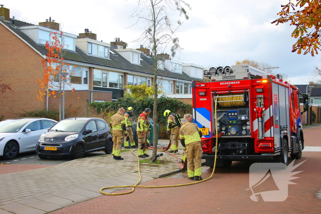 Brandweer laat brandende container vollopen