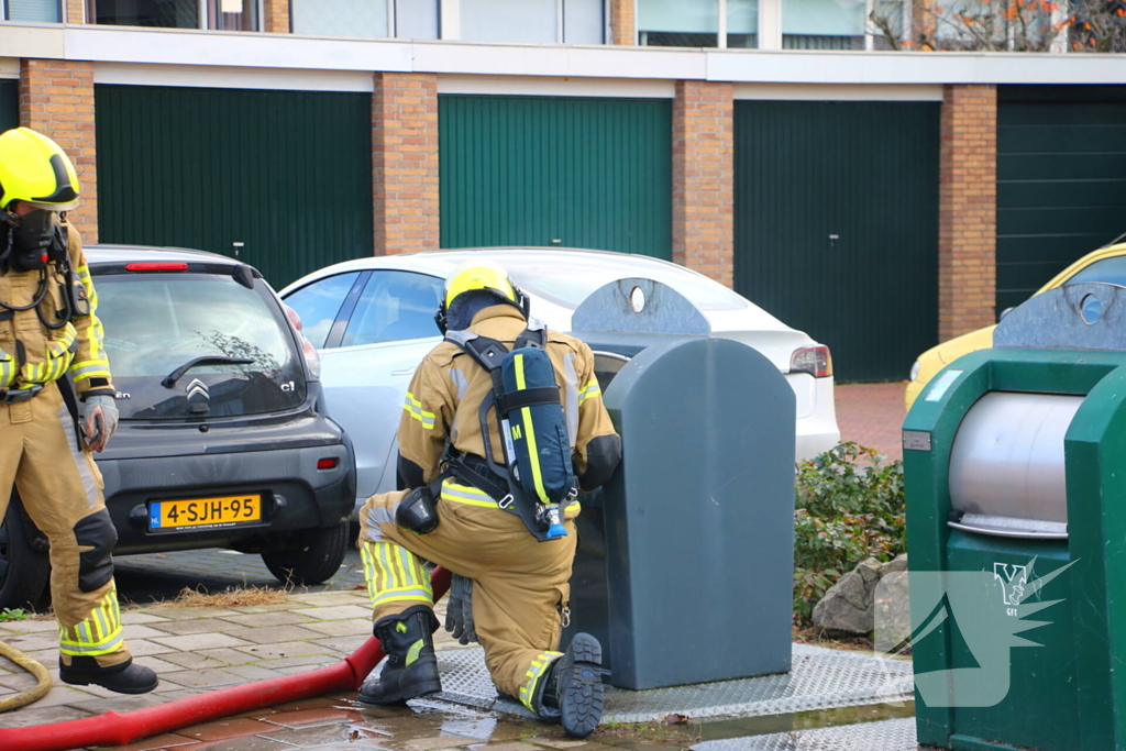 Brandweer laat brandende container vollopen