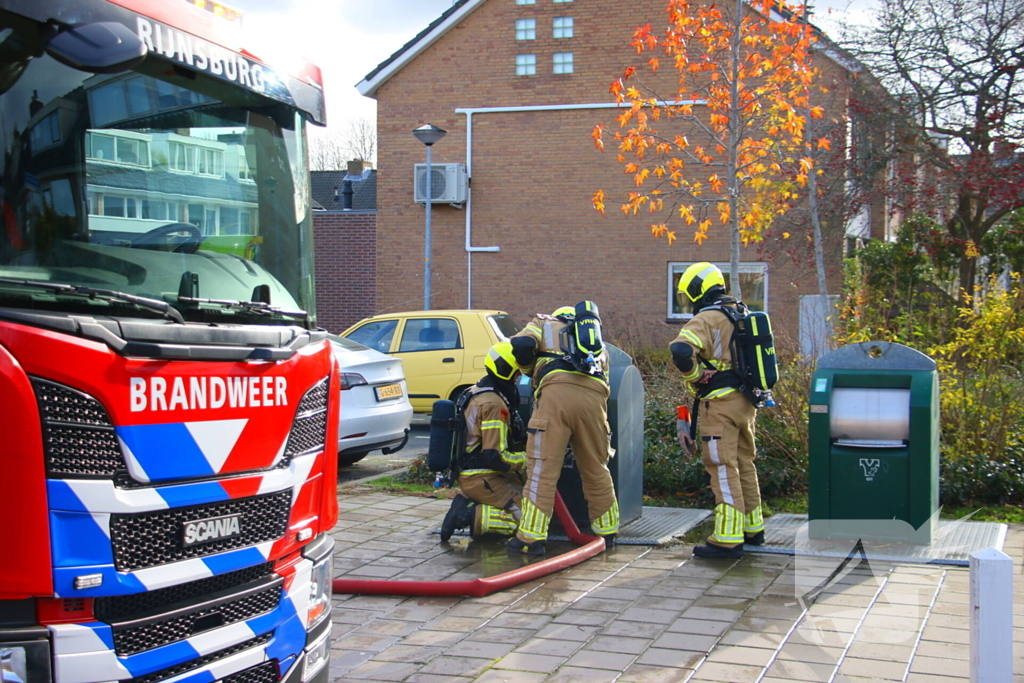 Brandweer laat brandende container vollopen