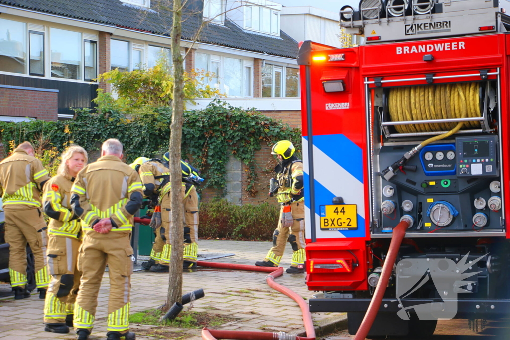 Brandweer laat brandende container vollopen