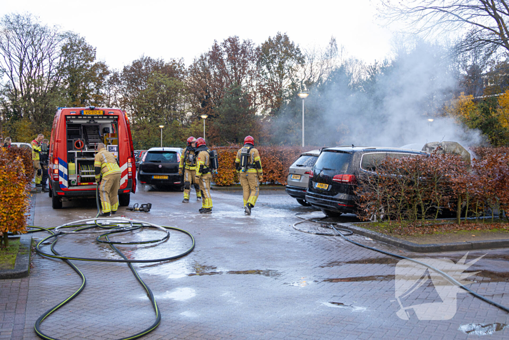 Geparkeerde auto vat vlam