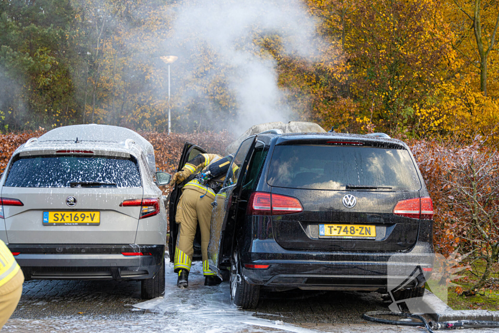 Geparkeerde auto vat vlam