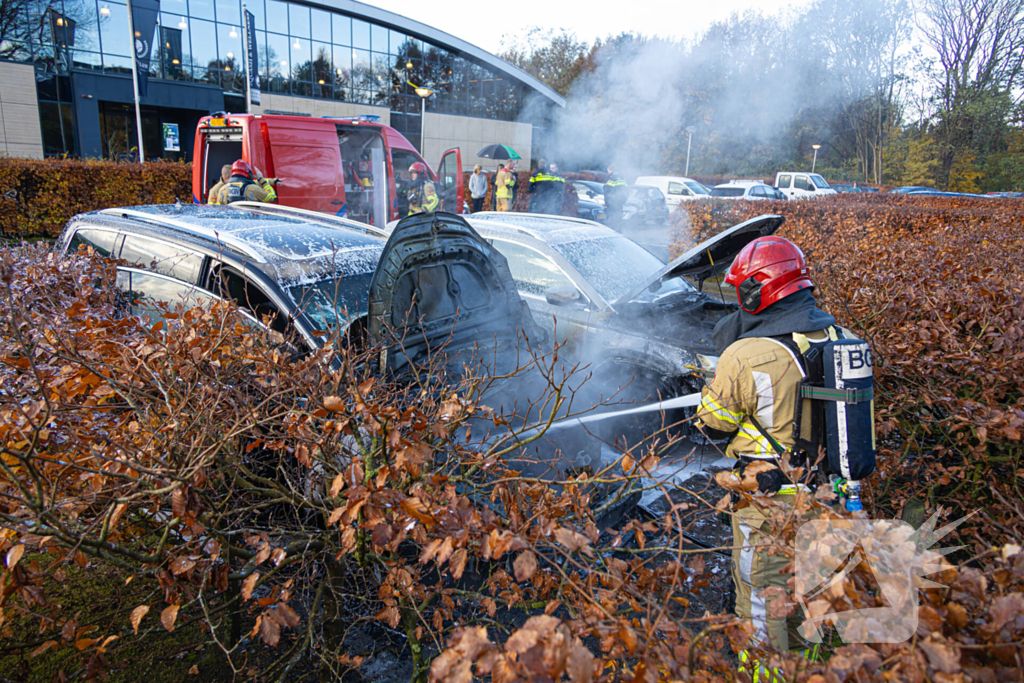 Geparkeerde auto vat vlam