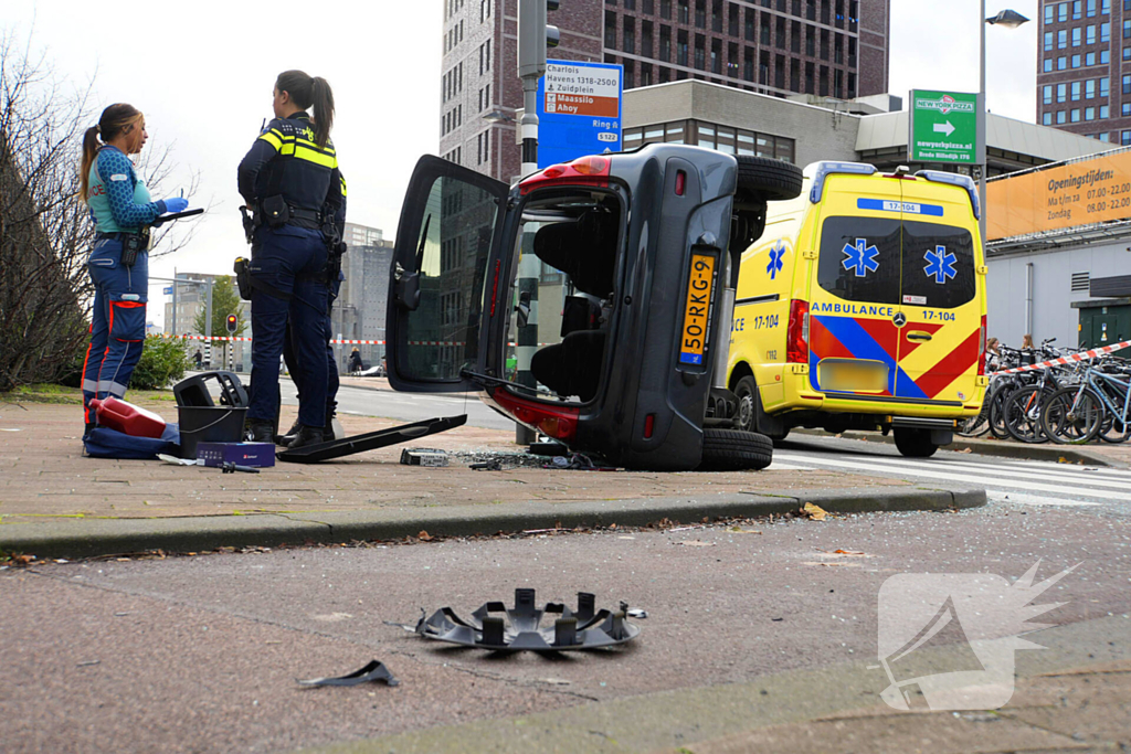 Twee voertuigen met elkaar in botsing een belandt op zijkant