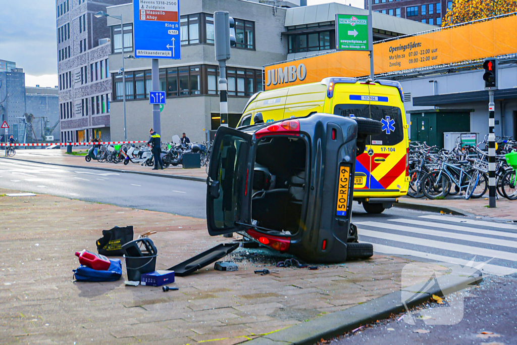 Twee voertuigen met elkaar in botsing een belandt op zijkant