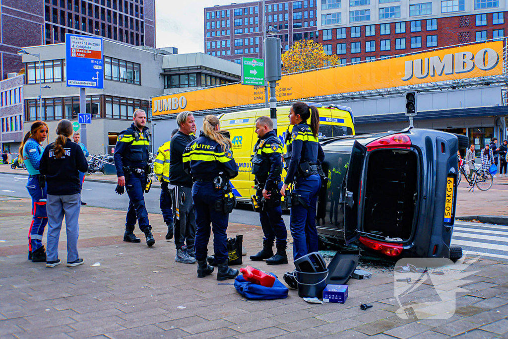 Twee voertuigen met elkaar in botsing een belandt op zijkant