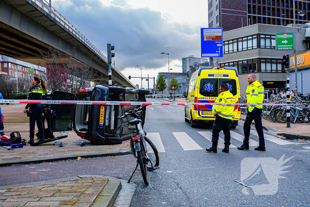 Twee voertuigen met elkaar in botsing een belandt op zijkant