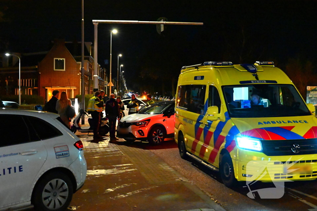 Fietser, scooterrijder en automobilist in botsing