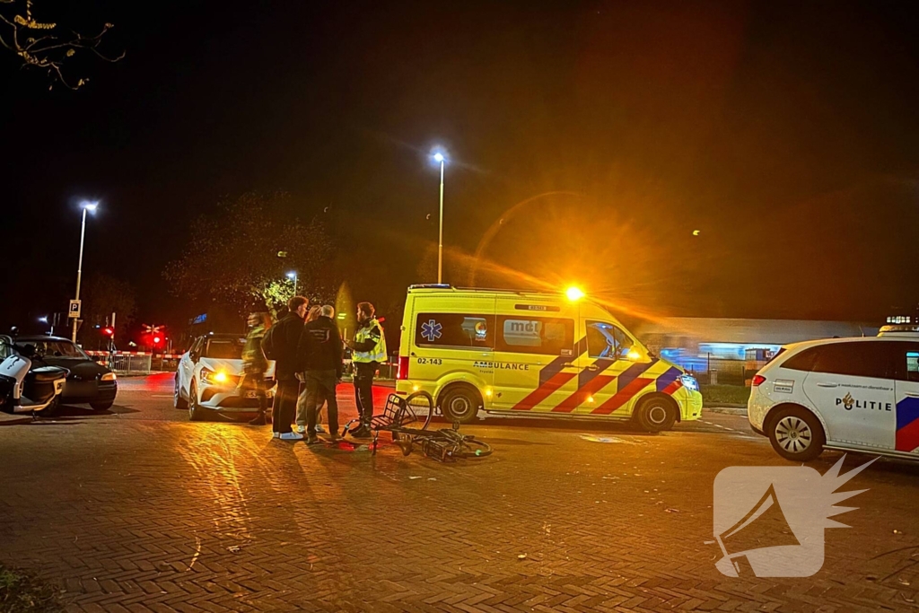 Fietser, scooterrijder en automobilist in botsing