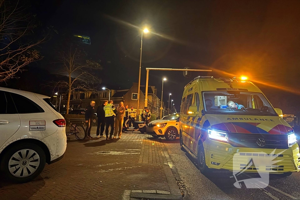 Fietser, scooterrijder en automobilist in botsing