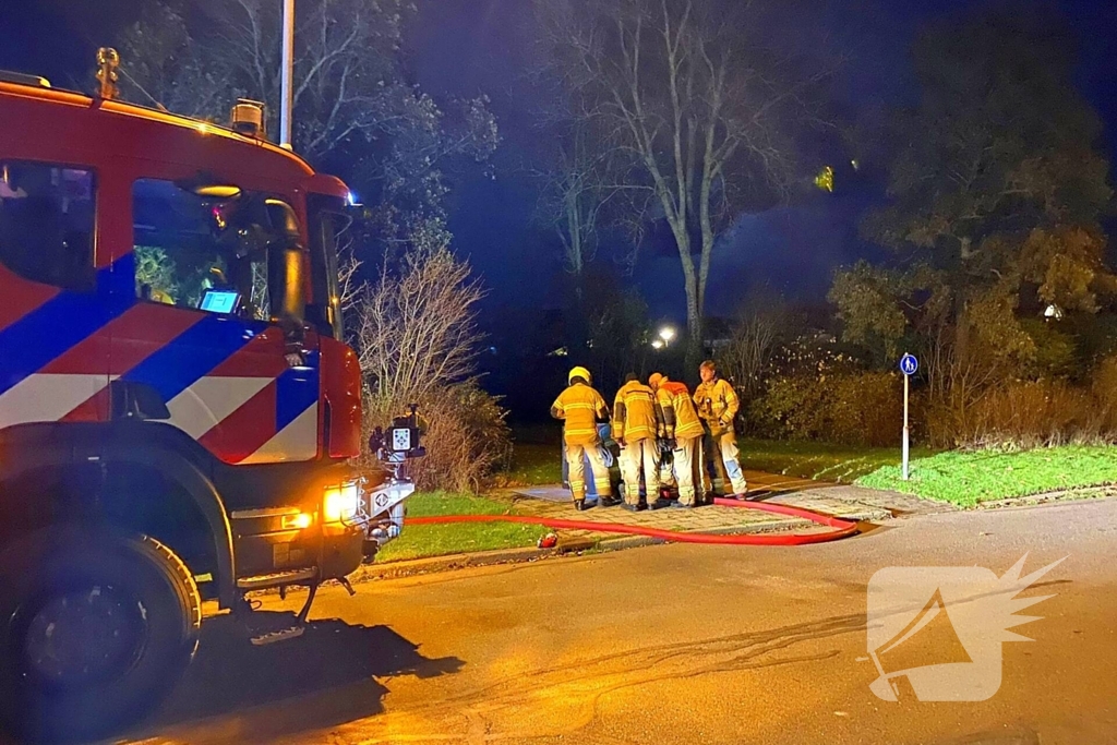 Brandweer dooft brand in ondergrondse vuilcontainer