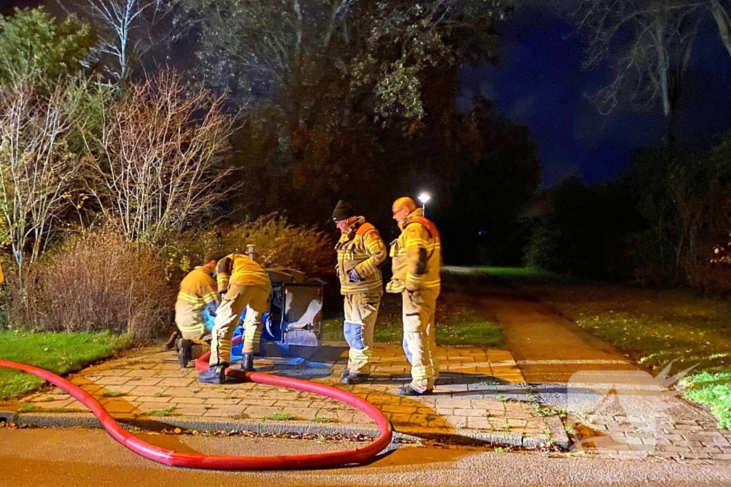 Brandweer dooft brand in ondergrondse vuilcontainer